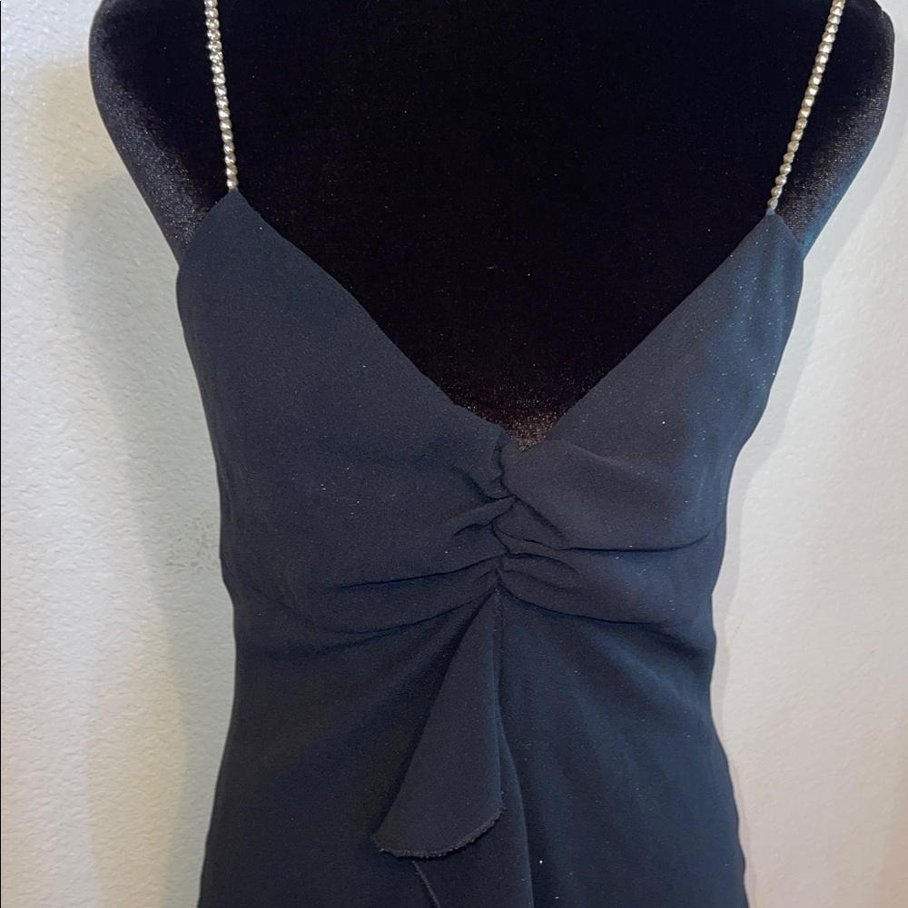 Elegant Black Sleeveless Dress - Picture 2 of 12